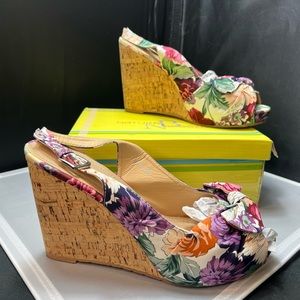 Women’s size 10 wedge
Never worn